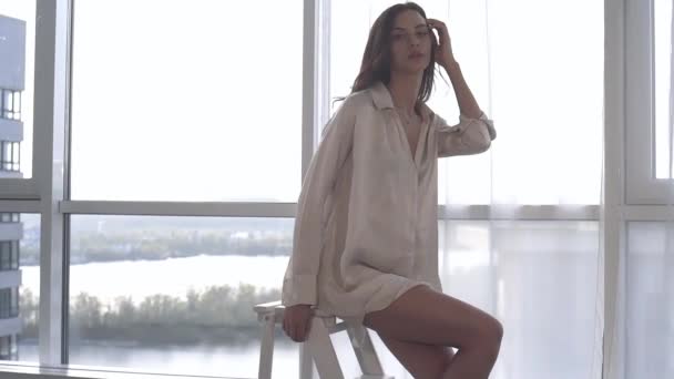 Una Modelo Sexy Posa Atardecer Apartamento Con Ventanas Panorámicas Emoción — Vídeo de stock