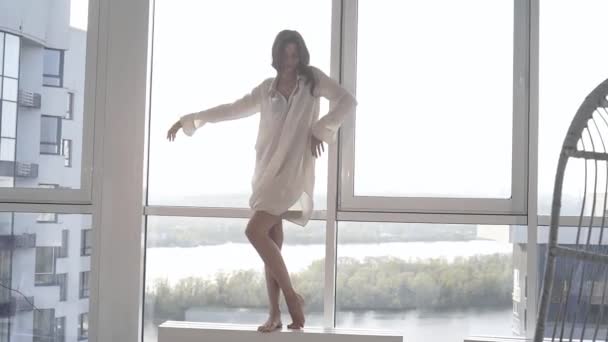 Una Modelo Sexy Posa Atardecer Apartamento Con Ventanas Panorámicas Emoción — Vídeo de stock