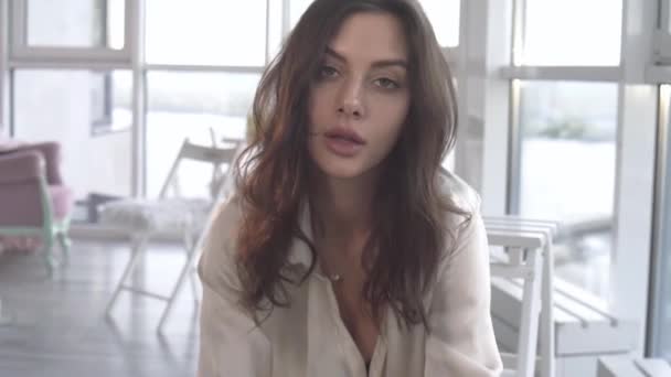 Een Sexy Model Poseert Bij Zonsondergang Haar Appartement Met Panoramische — Stockvideo