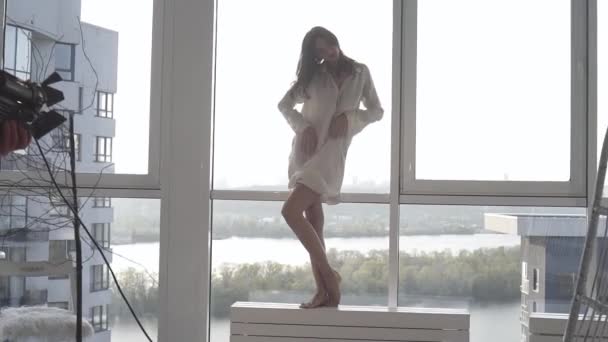 Mannequin Sexy Pose Coucher Soleil Dans Son Appartement Avec Des — Video