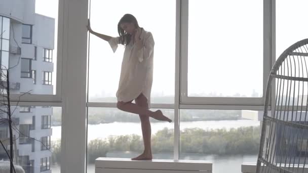 Günbatımında Seksi Bir Manken Panoramik Pencerelerle Evinde Poz Veriyor Duygu — Stok video