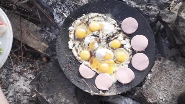 Gölün Kenarında Bir Balıkçı Ateşte Patates Pişiriyor Tarla Koşulları Ormanda — Stok video