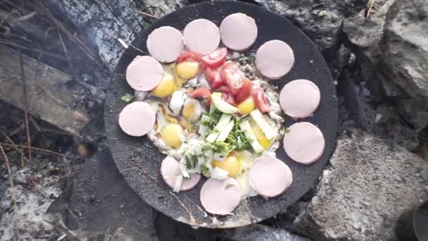 Fiskebagare Nära Sjö Laga Potatis Med Kyckling Eld Fältförhållanden Skogen — Stockvideo