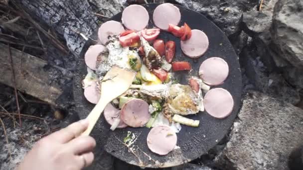湖边钓鱼的面包师 在火上准备土豆和鸡肉 野外条件 住在森林里 在火上吃 住在大自然里 — 图库视频影像
