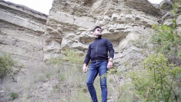 Der Kerl Geht Canyon Entlang Ist Von Felsen Umgeben Schaut — Stockvideo