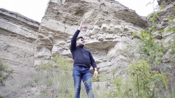 Der Kerl Geht Canyon Entlang Ist Von Felsen Umgeben Schaut — Stockvideo