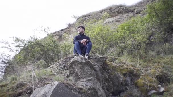 Guy Walks Canyon Surrounded Rocks Looks Distance River Looks Friends — Stock Video