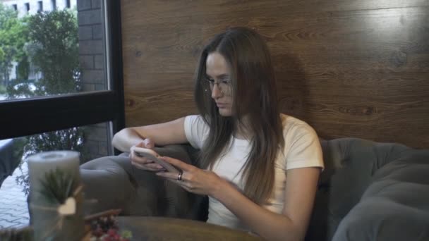 Fată Stă Masă Într Cafenea Restaurant Așteaptă Cineva Uită Telefon — Videoclip de stoc