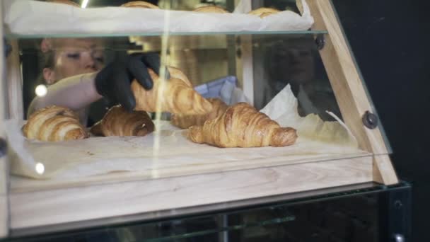 Menina Trabalha Café Restaurante Cozinha Croissants Define Croissants Para Visitantes — Vídeo de Stock