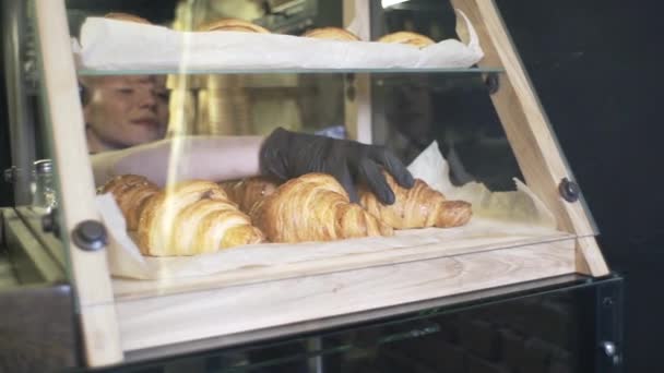 Chica Trabaja Café Restaurante Cocina Croissants Establece Croissants Para Los — Vídeo de stock