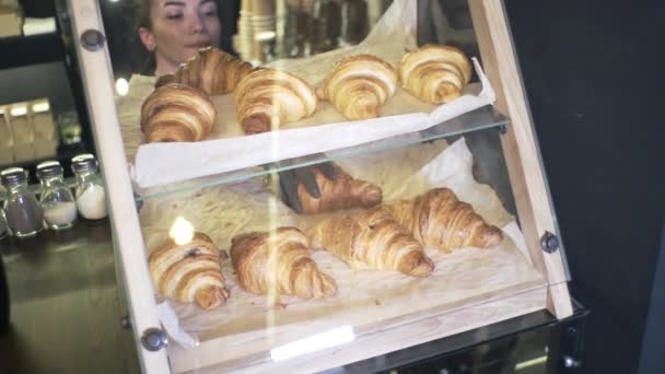 Menina Trabalha Café Restaurante Cozinha Croissants Define Croissants Para Visitantes — Vídeo de Stock