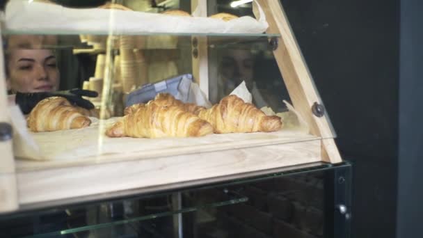 Menina Trabalha Café Restaurante Cozinha Croissants Define Croissants Para Visitantes — Vídeo de Stock