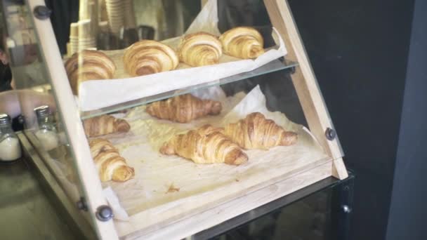 Menina Trabalha Café Restaurante Cozinha Croissants Define Croissants Para Visitantes — Vídeo de Stock