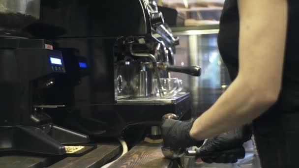 Ragazza Lavora Bar Ristorante Prepara Caffè Cappuccino Latte Espresso Visitatori — Video Stock