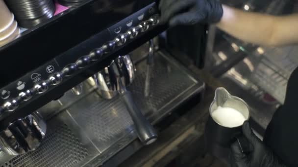 Menina Trabalha Café Restaurante Prepara Café Cappuccino Latte Expresso Para — Vídeo de Stock