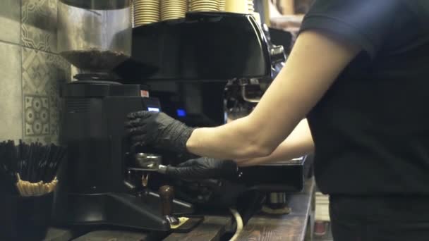 Menina Trabalha Café Restaurante Prepara Café Cappuccino Latte Expresso Para — Vídeo de Stock