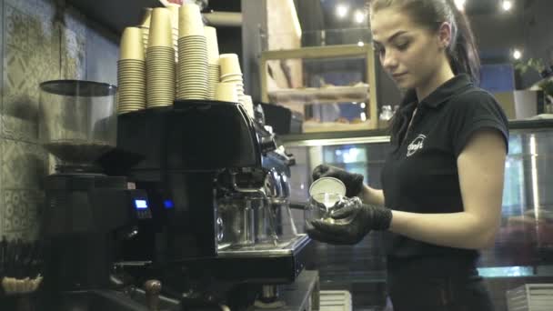 Menina Trabalha Café Restaurante Prepara Café Cappuccino Latte Expresso Para — Vídeo de Stock