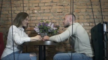 Bir kız ve bir erkek buluşur, kahve içerler ve mum ışığında ilginç hikayeler anlatırlar, romantik bir akşam geçirirler, birbirlerine aşklarını ilan ederler, gülümserler, bir kafede tanışırlar, bir restoranda tanışırlar.