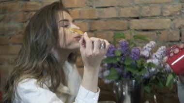 Bir kız ve bir erkek buluşur, kahve içerler ve mum ışığında ilginç hikayeler anlatırlar, romantik bir akşam geçirirler, birbirlerine aşklarını ilan ederler, gülümserler, bir kafede tanışırlar, bir restoranda tanışırlar.