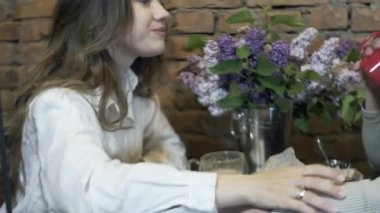 Bir kız ve bir erkek buluşur, kahve içerler ve mum ışığında ilginç hikayeler anlatırlar, romantik bir akşam geçirirler, birbirlerine aşklarını ilan ederler, gülümserler, bir kafede tanışırlar, bir restoranda tanışırlar.