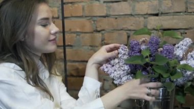 Bir kız ve bir erkek buluşur, kahve içerler ve mum ışığında ilginç hikayeler anlatırlar, romantik bir akşam geçirirler, birbirlerine aşklarını ilan ederler, gülümserler, bir kafede tanışırlar, bir restoranda tanışırlar.