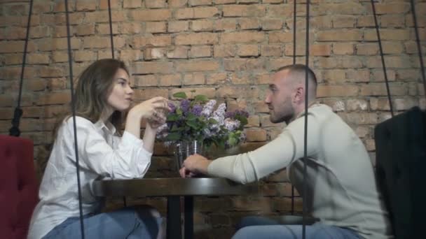 Uma Menina Cara Encontro Beber Café Contar Histórias Interessantes Luz — Vídeo de Stock