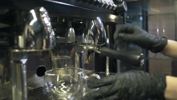 Flickan Arbetar Ett Café Restaurang Förbereder Kaffe Cappuccino Latte Expresso — Stockvideo