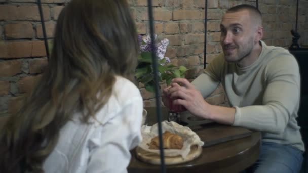 Uma Menina Cara Encontro Beber Café Contar Histórias Interessantes Luz — Vídeo de Stock