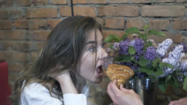 Dívka Muž Rande Pít Kávu Vyprávět Zajímavé Příběhy Při Svíčkách — Stock video