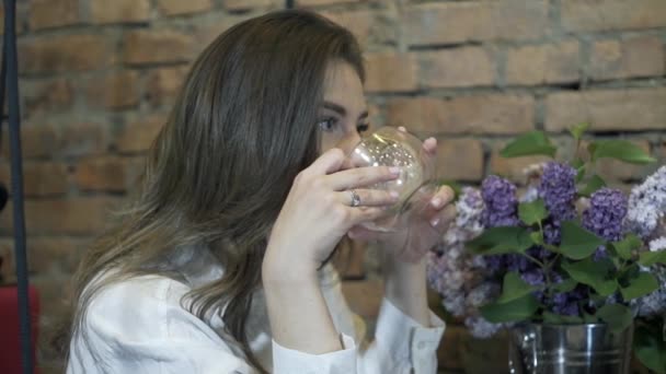 Uma Menina Cara Encontro Beber Café Contar Histórias Interessantes Luz — Vídeo de Stock