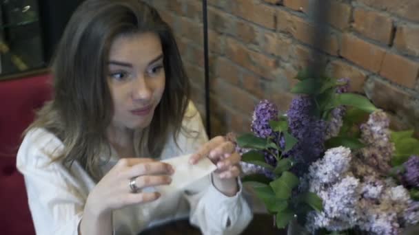 Een Meisje Een Jongen Een Date Drinken Koffie Vertellen Interessante — Stockvideo