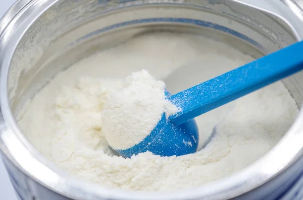 Bebek için kaşıkla süt tozu