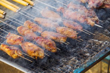 Vahşi leziz ızgara tavuk kanatları.