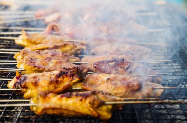 Vahşi leziz ızgara tavuk kanatları.