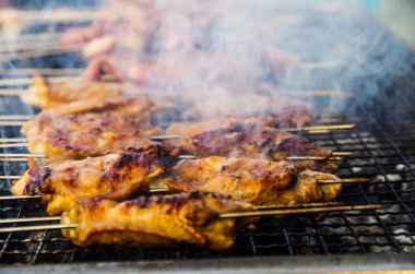 Vahşi leziz ızgara tavuk kanatları.