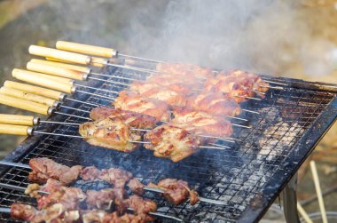 Vahşi leziz ızgara tavuk kanatları.