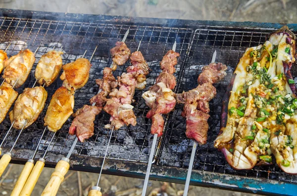 Açık havada taze, lezzetli koyun kebabı.