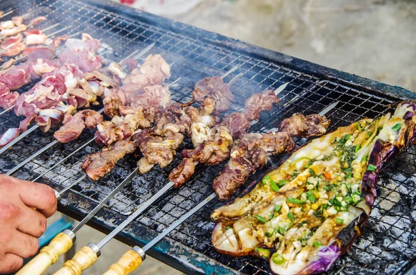 Açık havada taze, lezzetli koyun kebabı.