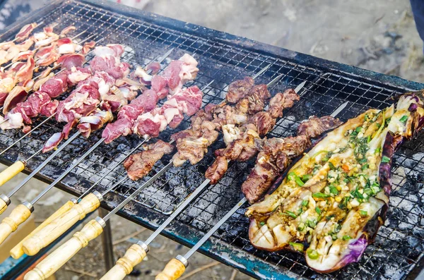 Açık havada taze, lezzetli koyun kebabı.