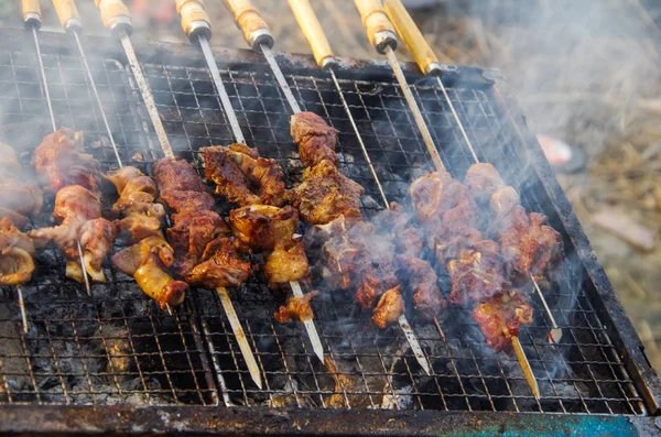 Açık havada taze, lezzetli koyun kebabı.