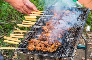 Lezzetli koyun eti kızart ve güzel bir koku yaydır.