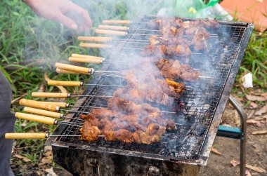 Lezzetli koyun eti kızart ve güzel bir koku yaydır.