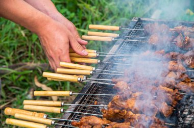 Lezzetli koyun eti kızart ve güzel bir koku yaydır.