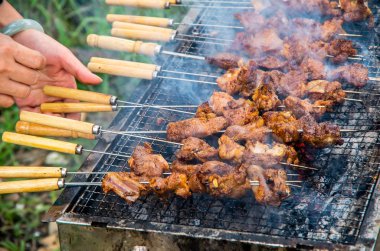 Vahşi doğada leziz koyun rostosu.