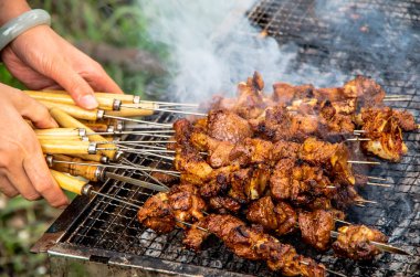 Lezzetli koyun eti kızart ve güzel bir koku yaydır.