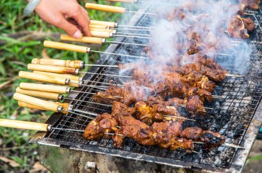 Lezzetli koyun eti kızart ve güzel bir koku yaydır.