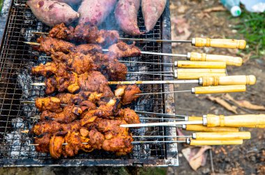 Vahşi doğada leziz koyun rostosu.