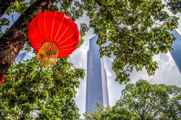 Китайские Красные Фонари Висят Деревьях Парке Современного Международного Финансового Центра — стоковое фото