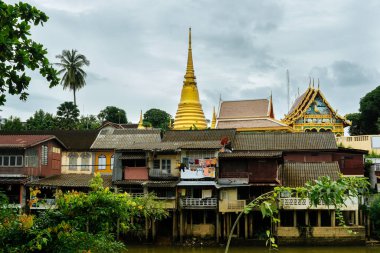Tayland 'da altın pagoda ile Chanthaburi Rıhtımı