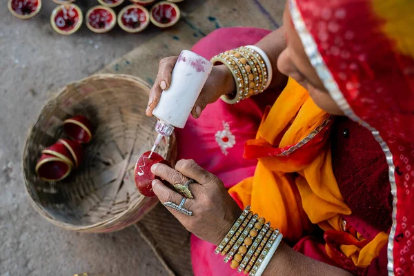 Indianerin Traditioneller Tracht Und Armreifen Dekoriert Und Bemalt Eine Kleine — Stockfoto